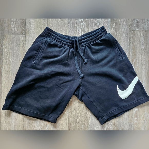 Nike Sportswear Club Men's Graphic Fleece Shorts (Medium) - Picture 4 of 5